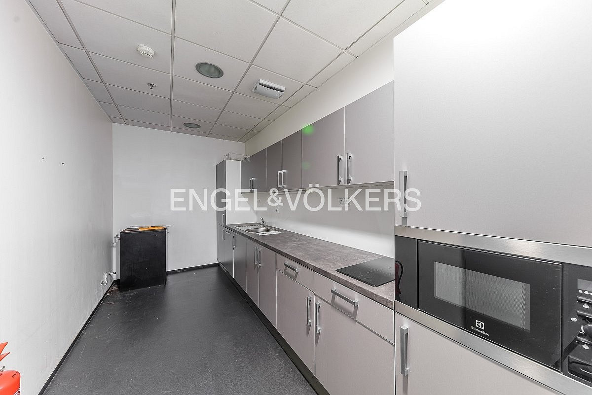 Pronájem kanceláře 564 m² – fotografie 4