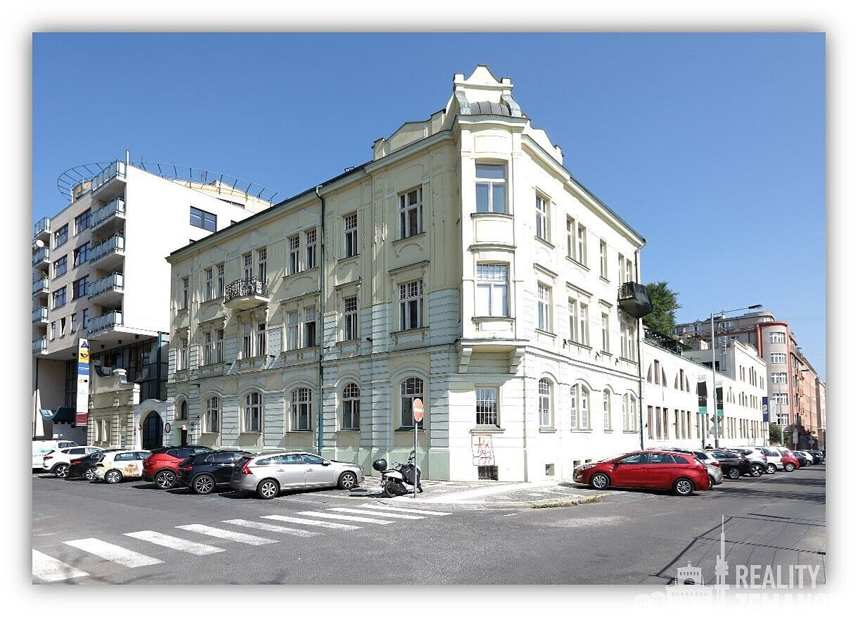 Pronájem kanceláře 325 m²