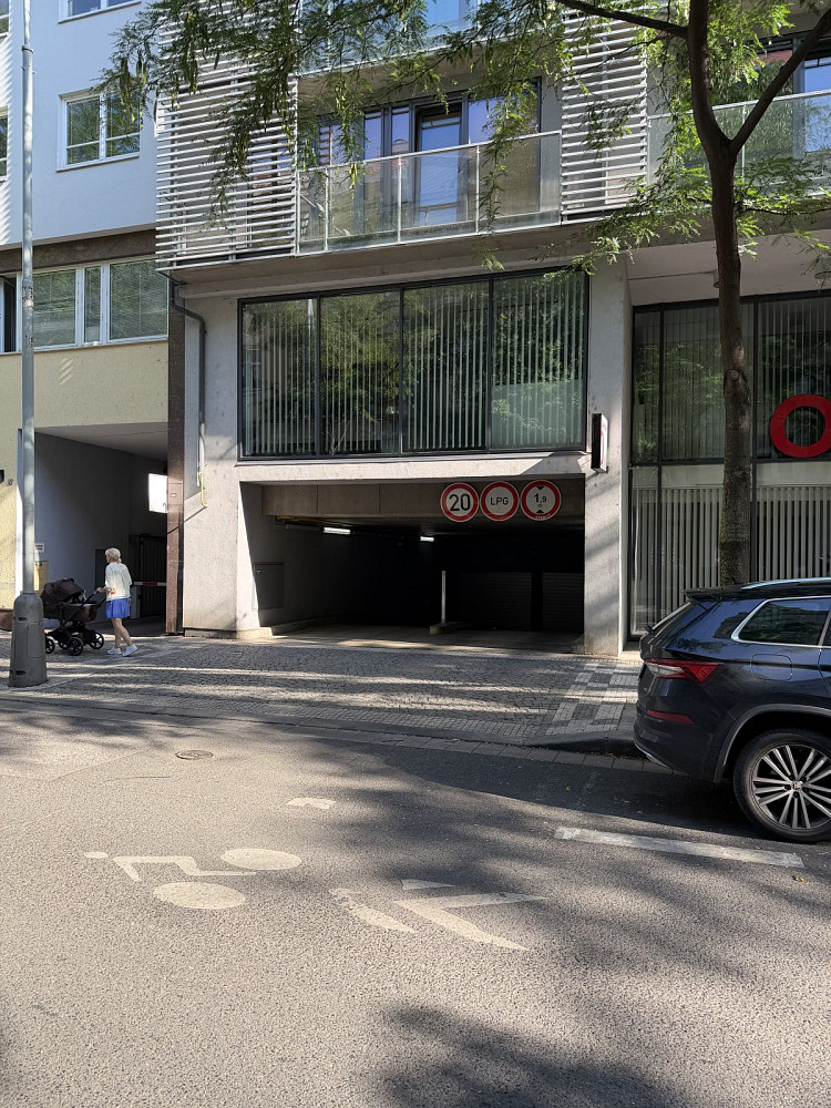 Pronájem garážového stání Praha 8, Karlín (Křižíkova)