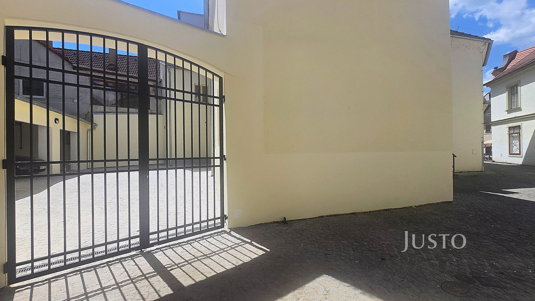 Pronájem garážového stání 20 m2, Písek - V Koutě