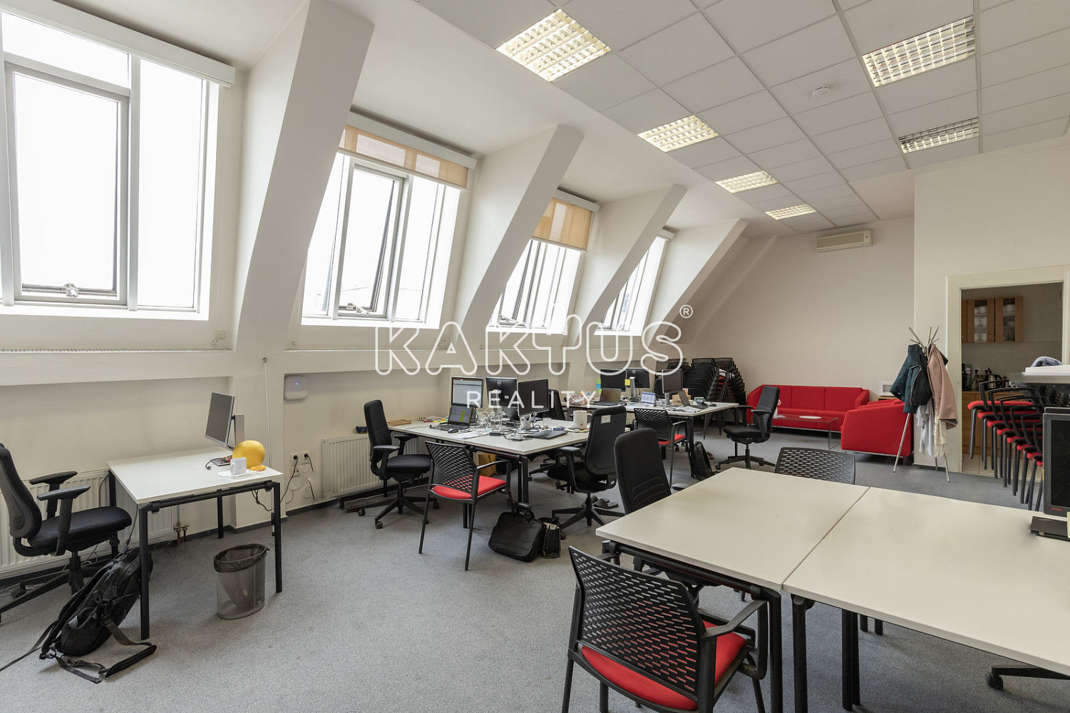 Pronájem kanceláře 66 m² — photo 2