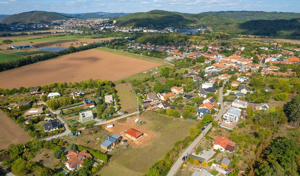 Prodej stavebního pozemku 1 416 m², Hradčany – náhled fotky 12