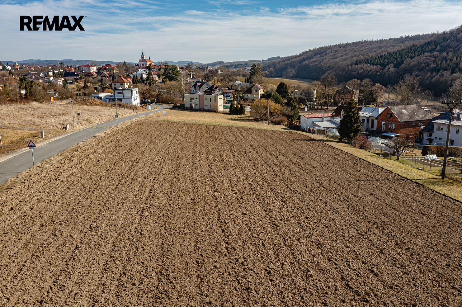 Prodej stavebního pozemku 975 m² – fotografie 2