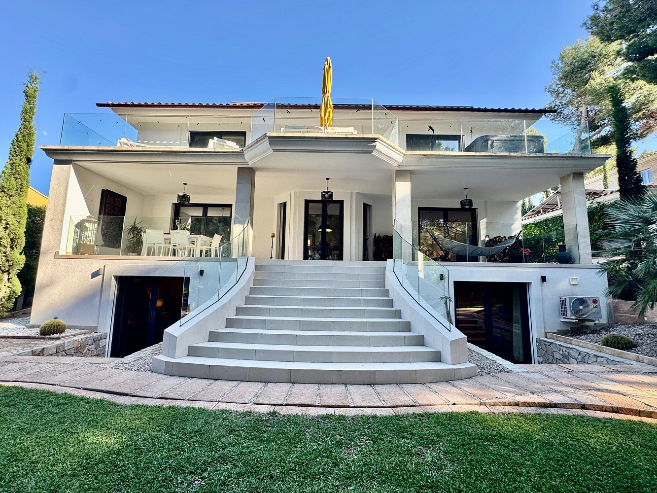 Prodej domu 348 m² s pozemkem 1 295 m²