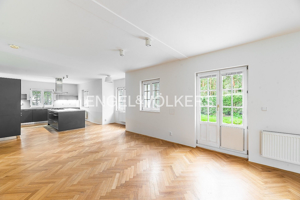 Pronájem domu 302 m² s pozemkem 737 m²