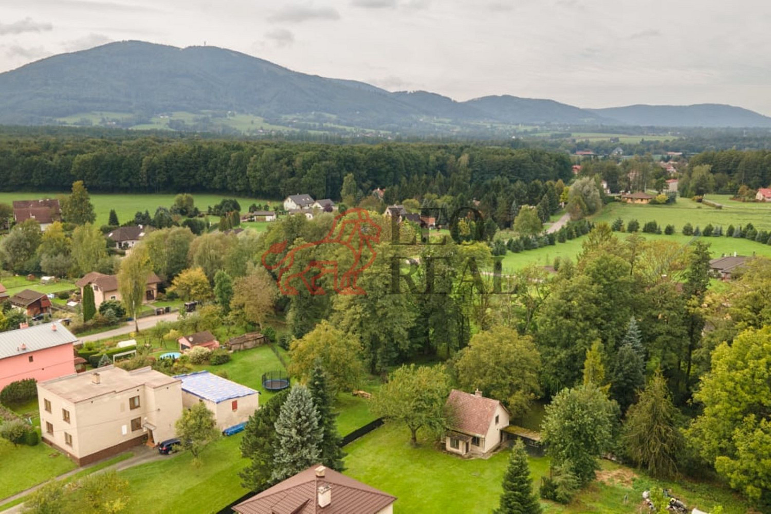 Prodej stavebního pozemku 935 m² – fotografie 2