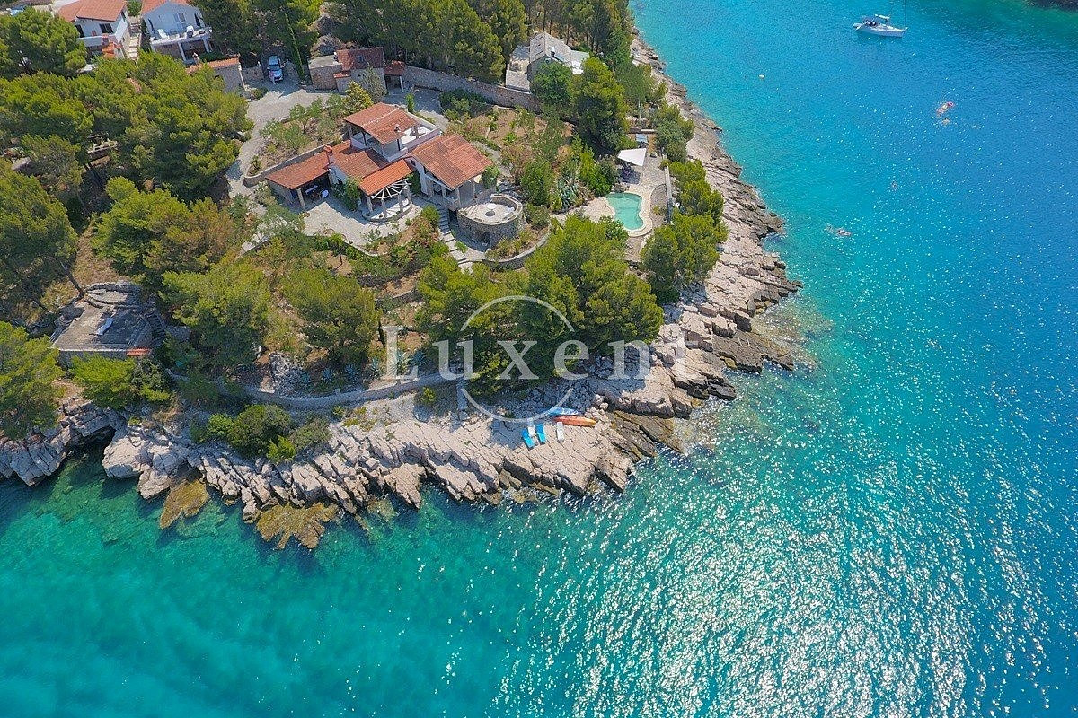Prodej domu 300 m² s pozemkem 2 700 m²