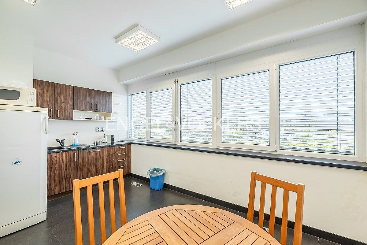 Pronájem kanceláře 254 m² – fotografie 2