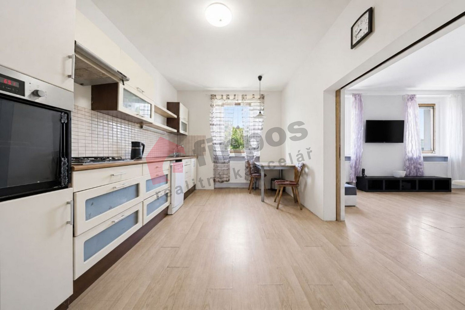 Prodej domu 250 m² s pozemkem 252 m² – pohled 2