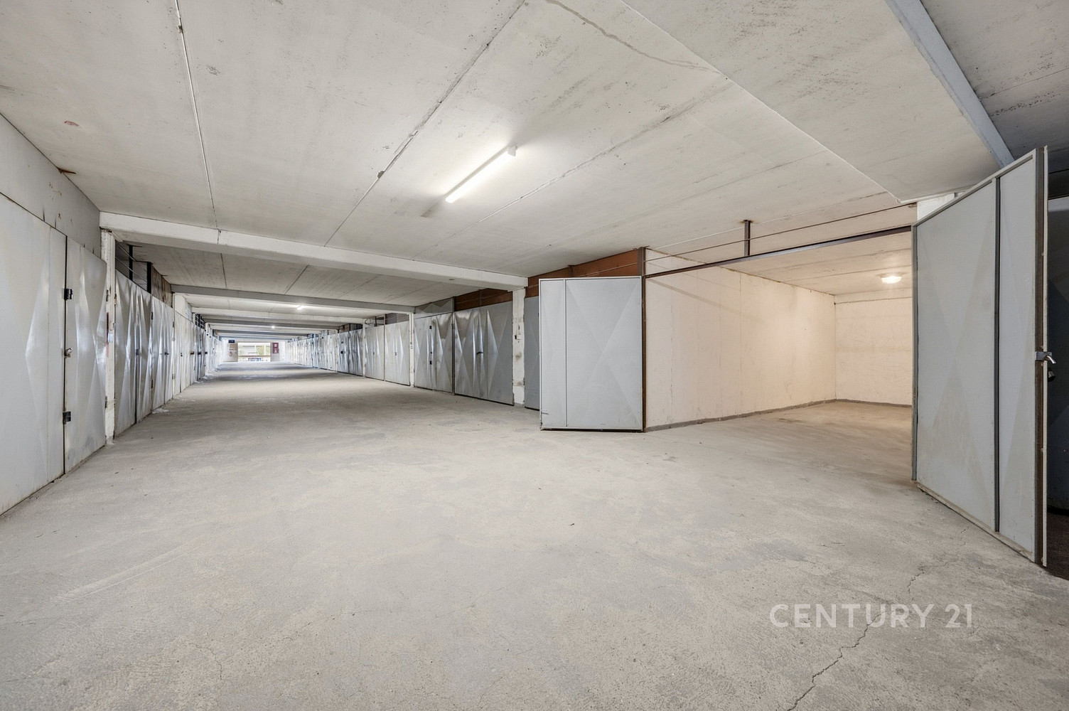 Prodej prostorné garáže, 18 m2, Manželů Dostálových, Praha - Kyje – fotografie 3