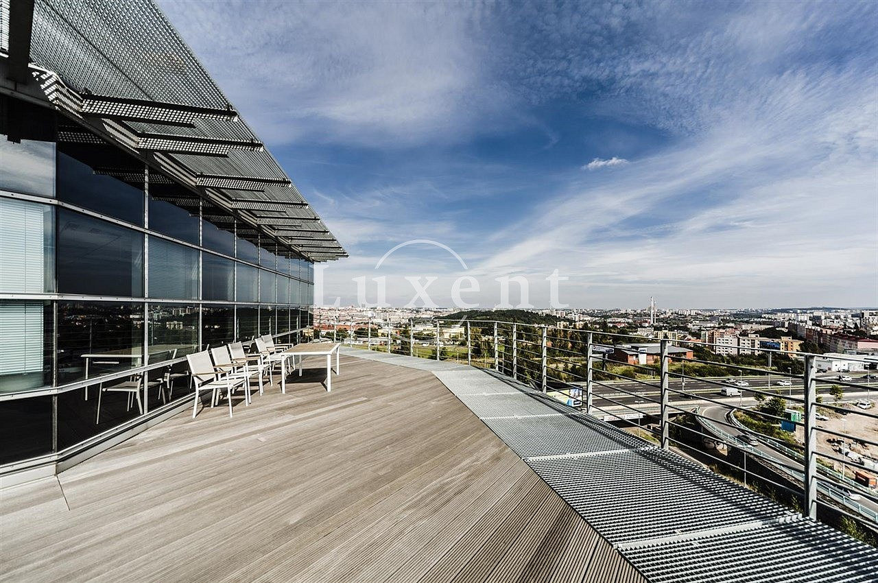 Pronájem kanceláře 303 m²