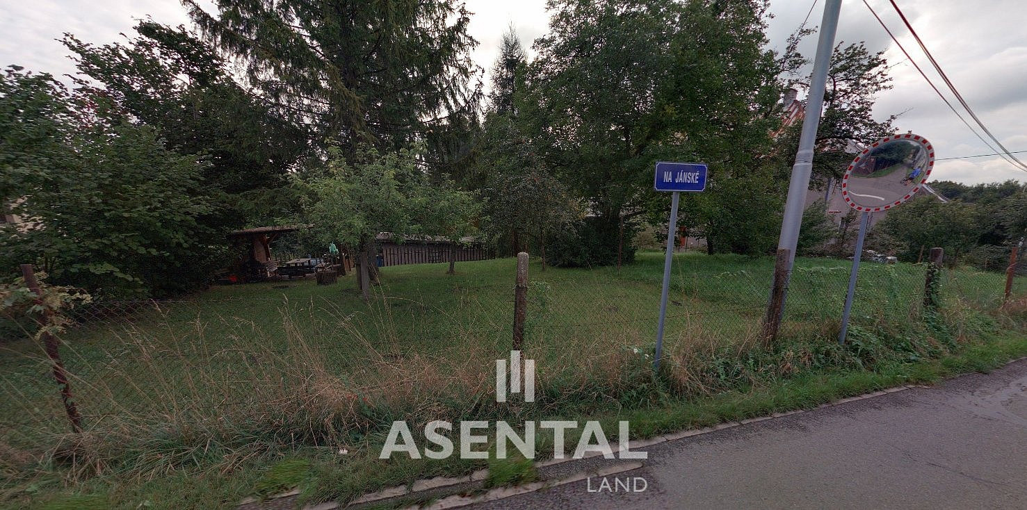 Prodej stavebního pozemku 1 303 m²