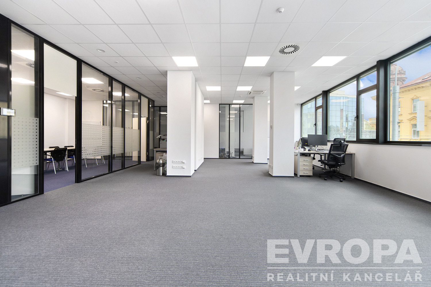 Pronájem kanceláře 272 m² – fotografie 3