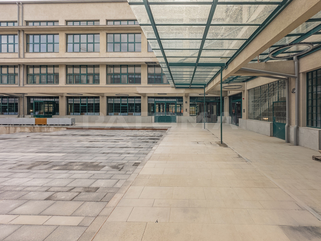 Pronájem obchodních prostor 586 m²