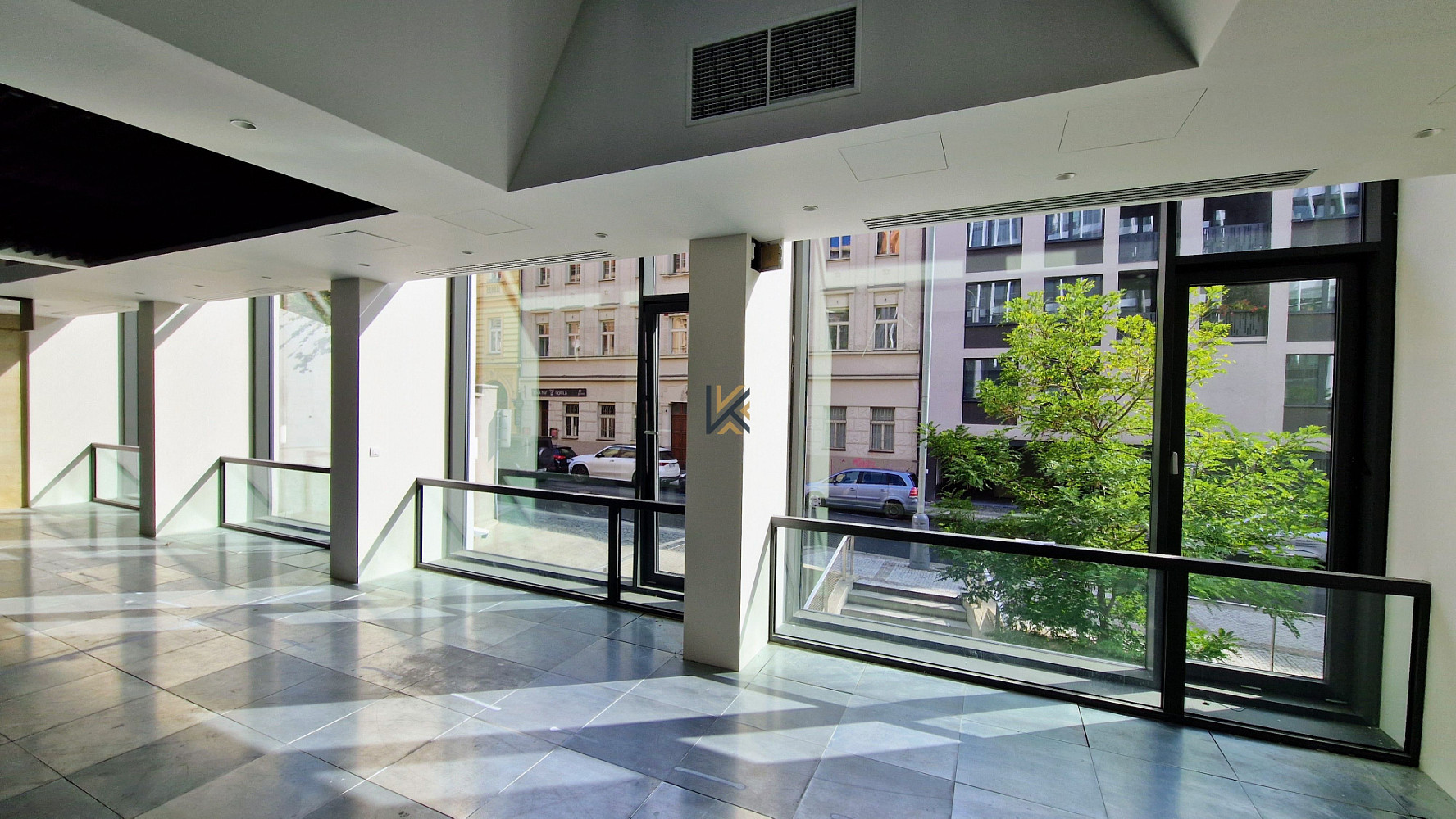 Pronájem kanceláře 345 m² – fotografie 2