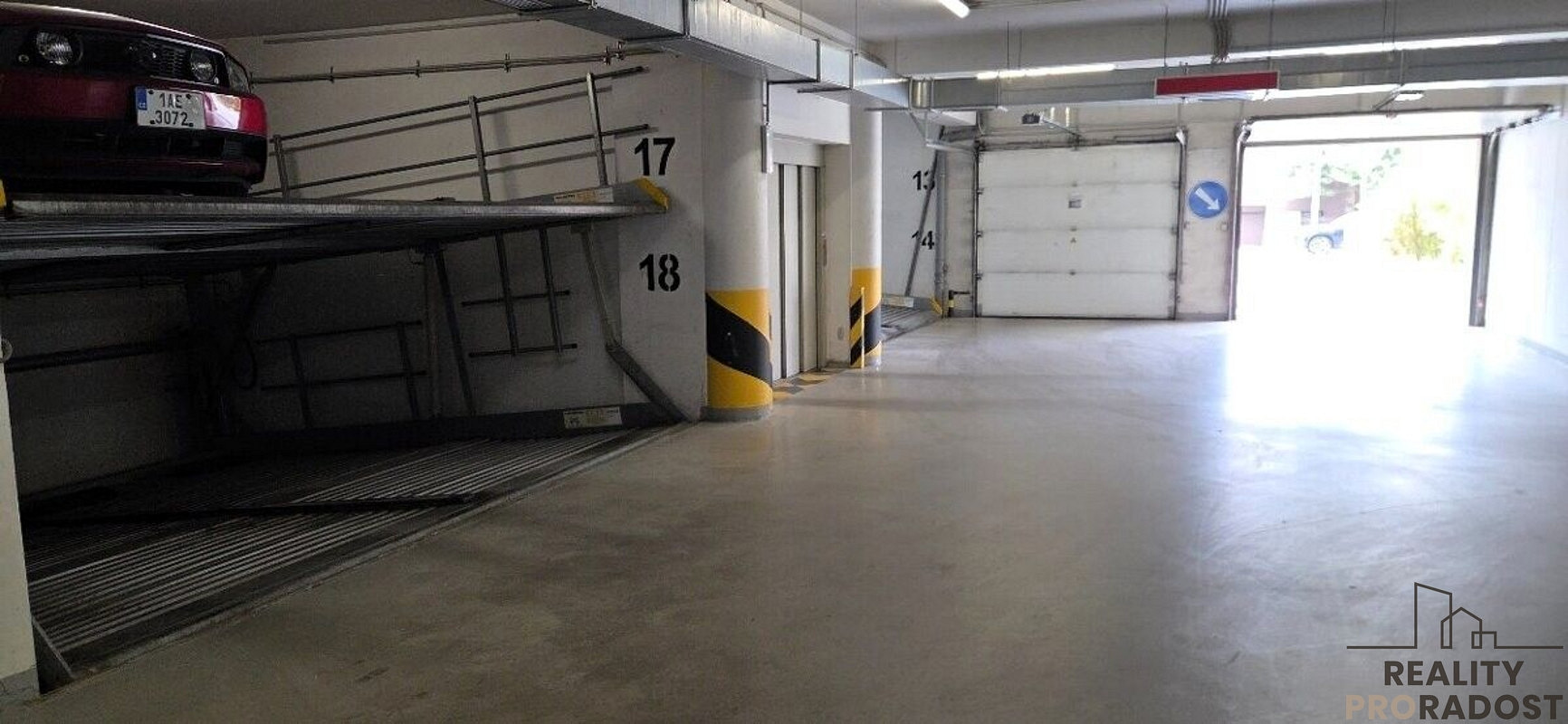 Pronájem garážového stání 13 m2 ul. otradovická, praha - kamýk