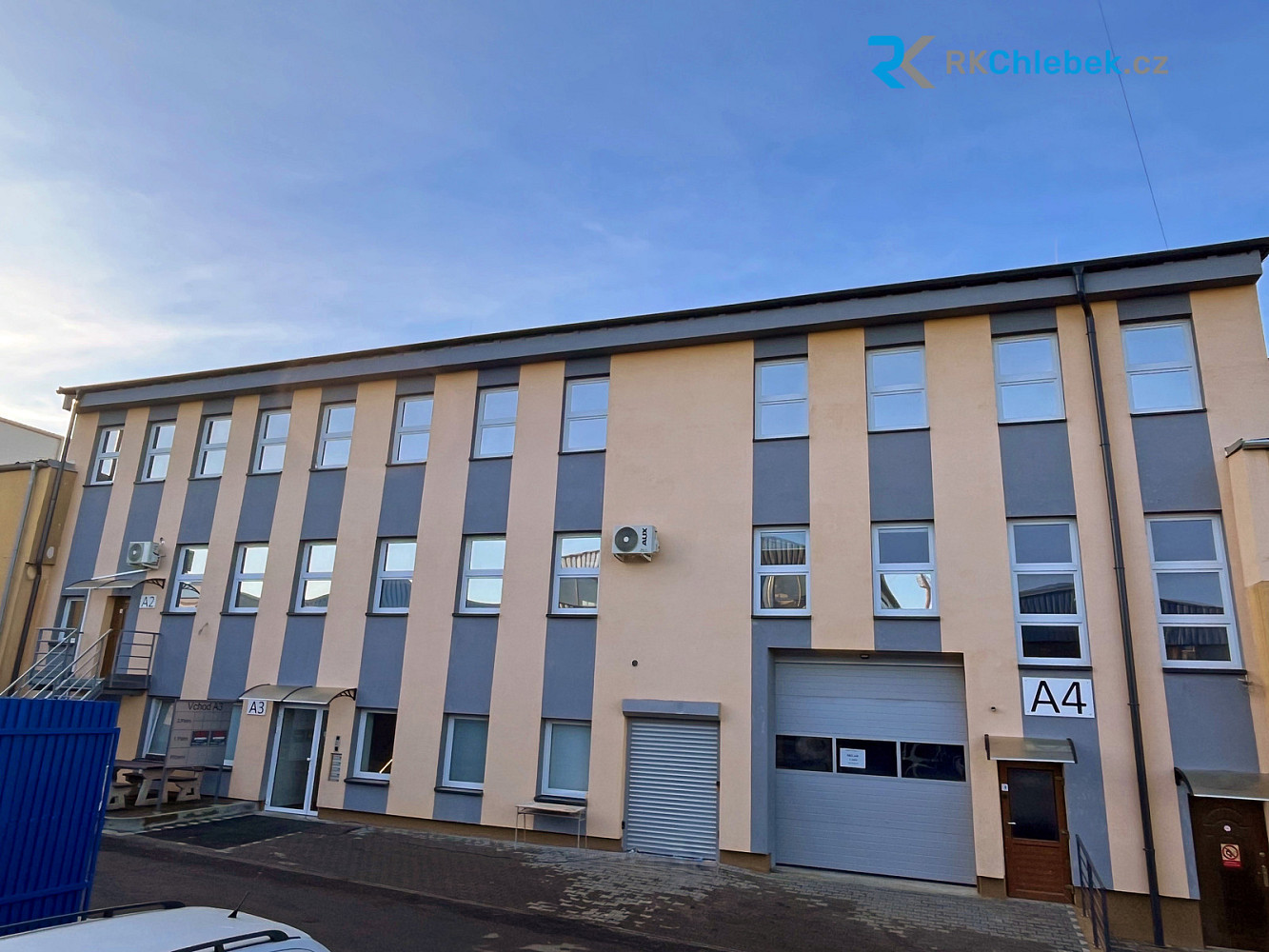 Pronájem kanceláře 409 m² – fotografie 3