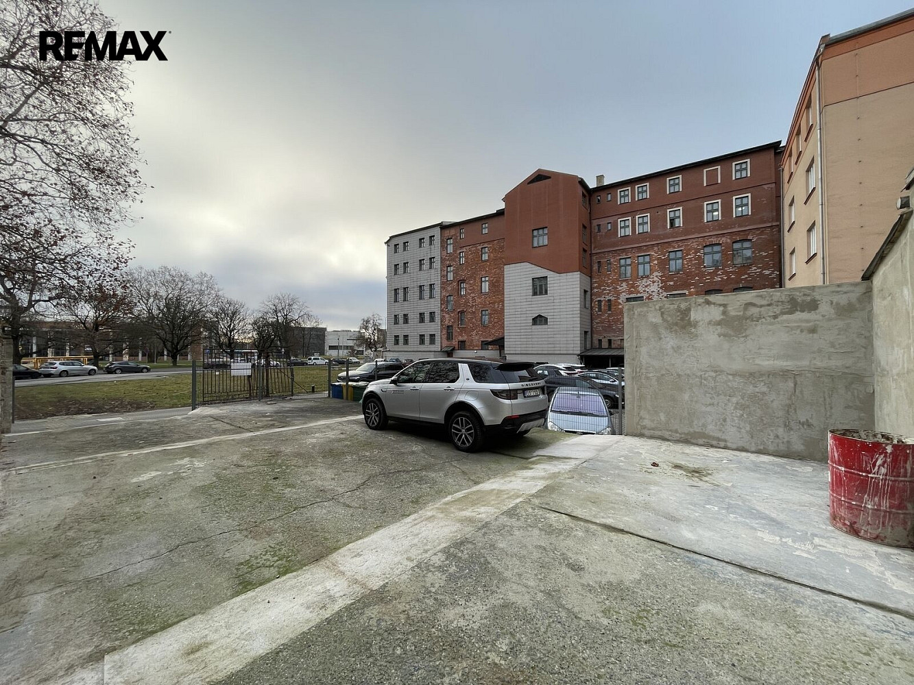 Pronájem oploceného parkovacího stání v centru Ostravy – pohled 2