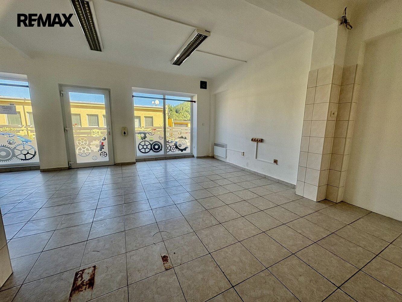 Pronájem obchodních prostor 74 m² – fotografie 2
