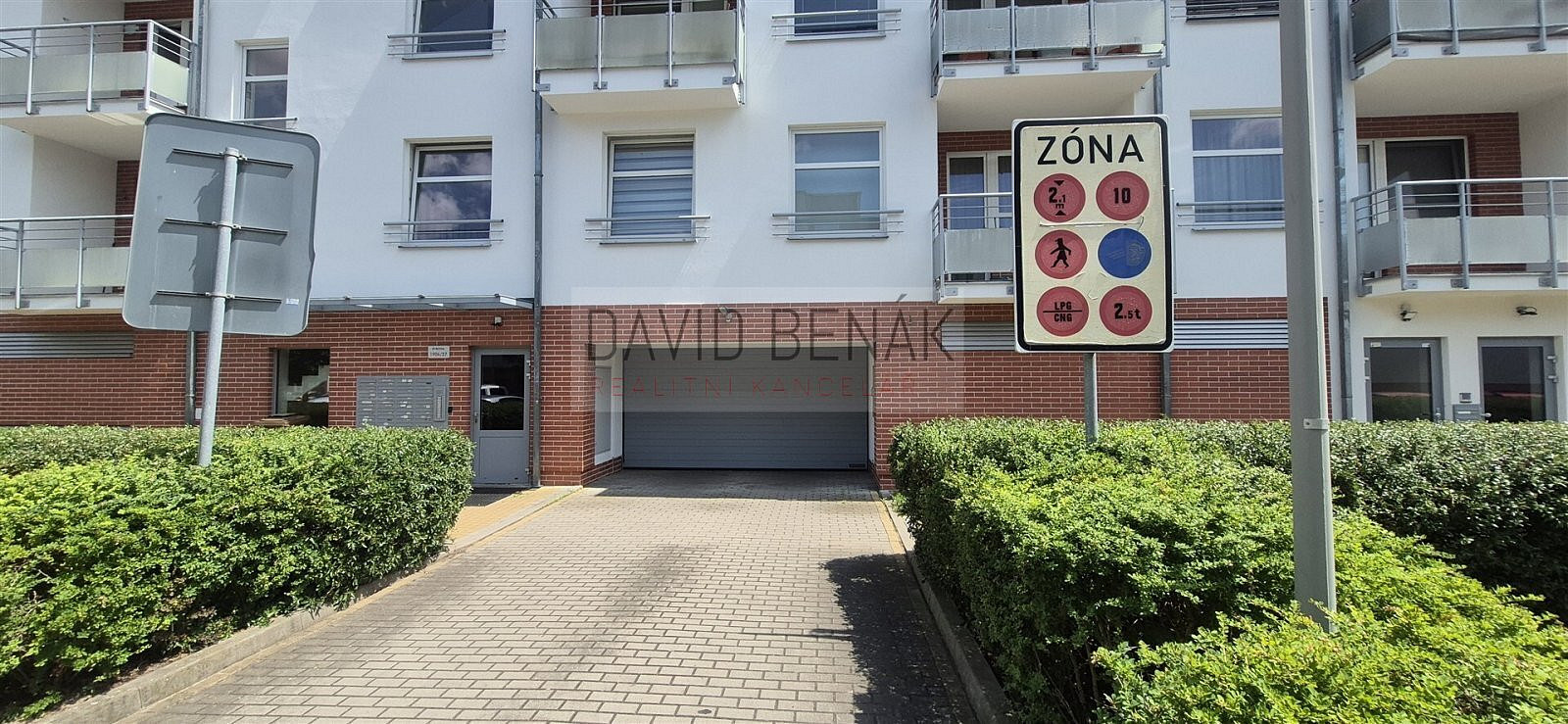 Pronájem garáže pro osobní automobil v ulici rybova, hradec králové. — photo 2