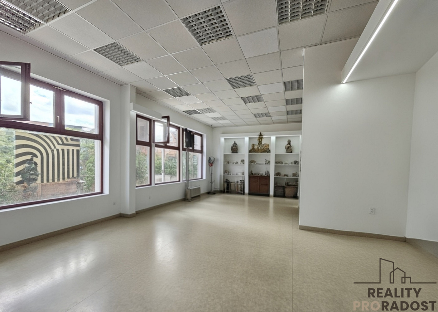 Pronájem obchodních prostor 90 m² – fotografie 2
