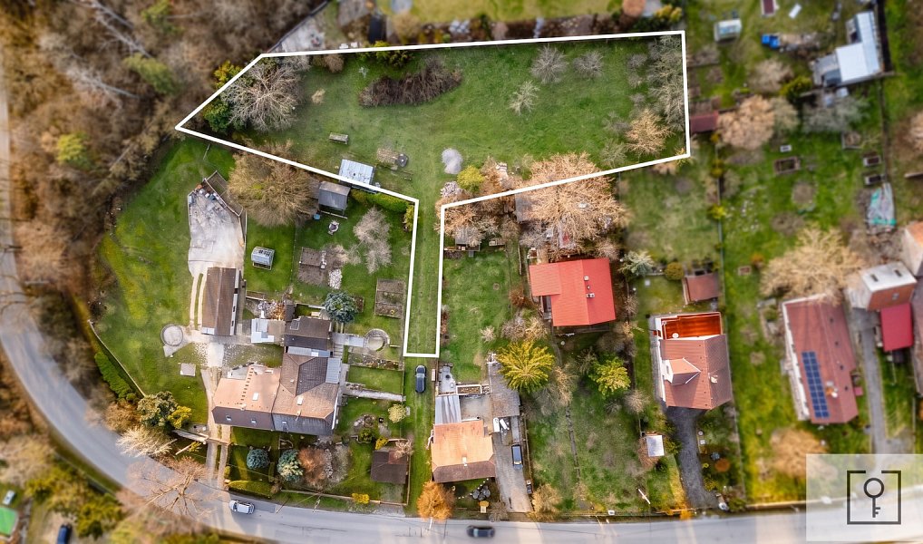 Prodej stavebního pozemku 1 748 m², Králův Dvůr – fotka 1 z 7