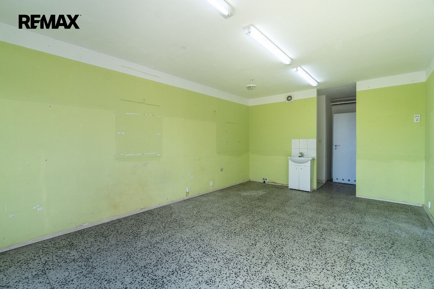 Pronájem obchodních prostor 28 m²
