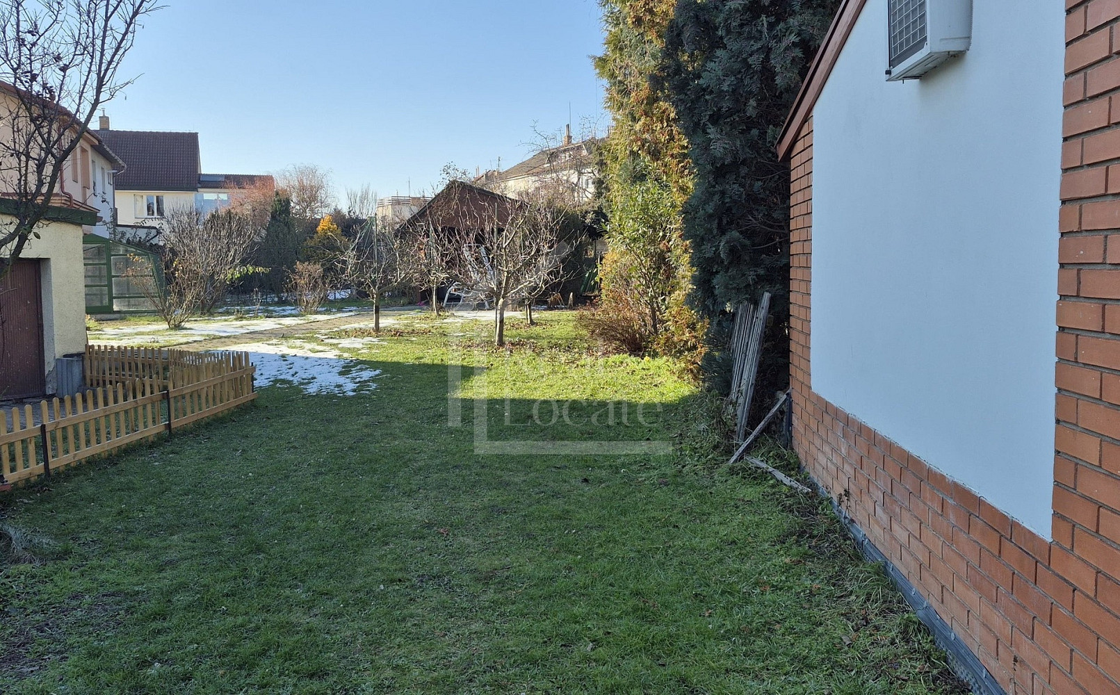 Pronájem venkovního parkovacího stání uzavřený areál, Praha 3 (ul. Pod Vrcholem) – fotografie 2