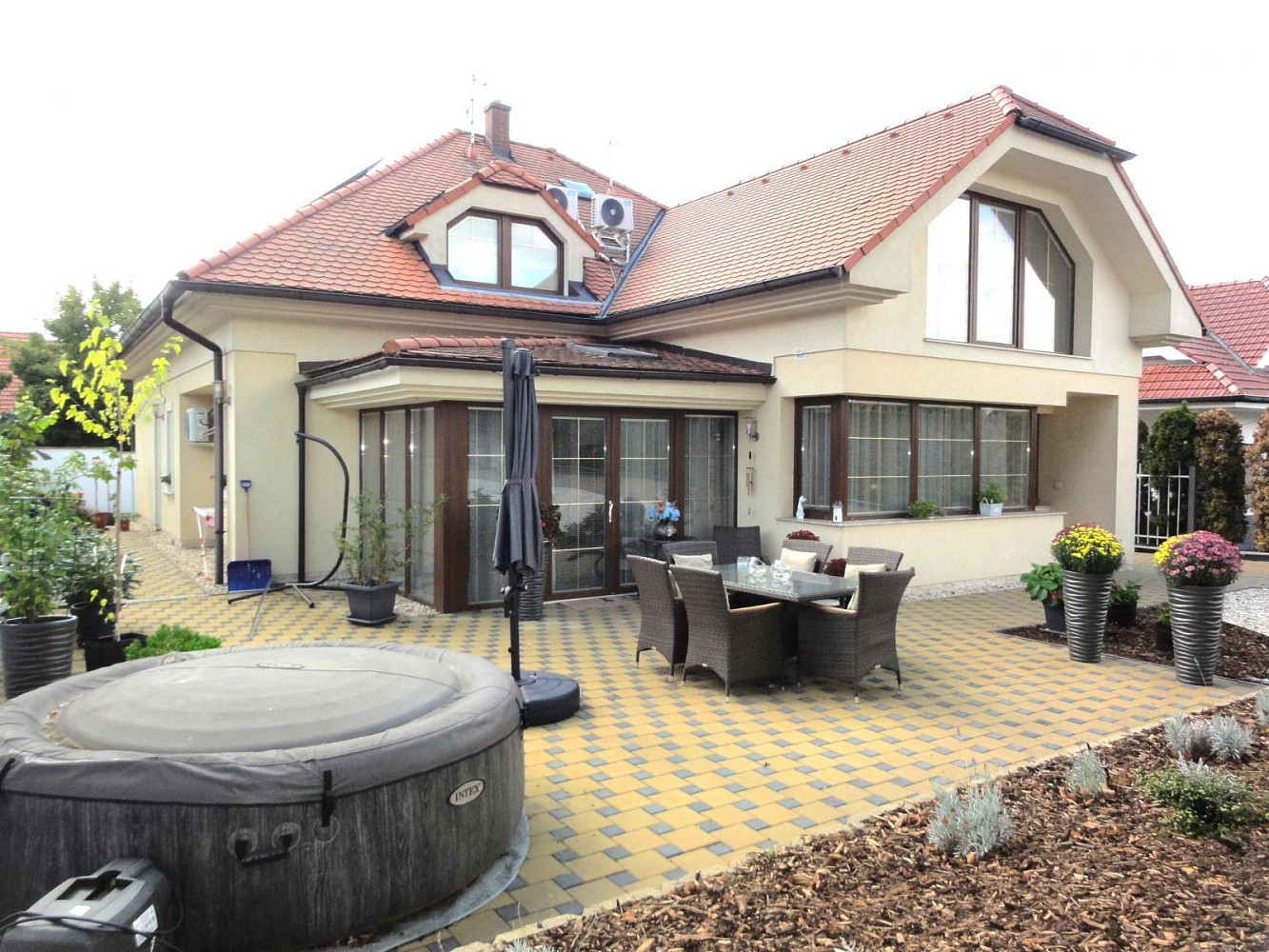 Prodej domu 251 m² s pozemkem 946 m² – fotografie 2