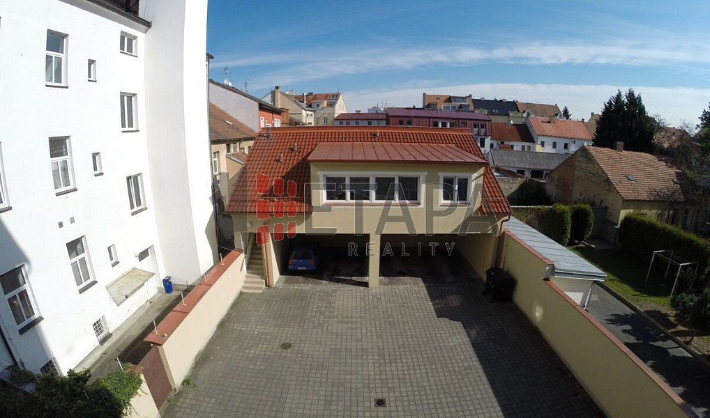 Pronájem zabezpečeného krytého parkovacího stání ve Skuherského ul. v Českých Budějovicích, České Budějovice – náhled fotky 4