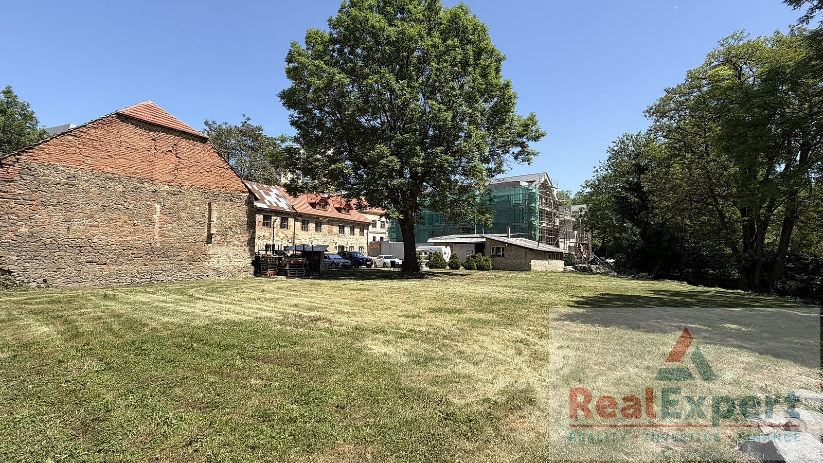 Prodej stavebního pozemku 2 166 m² — photo 2