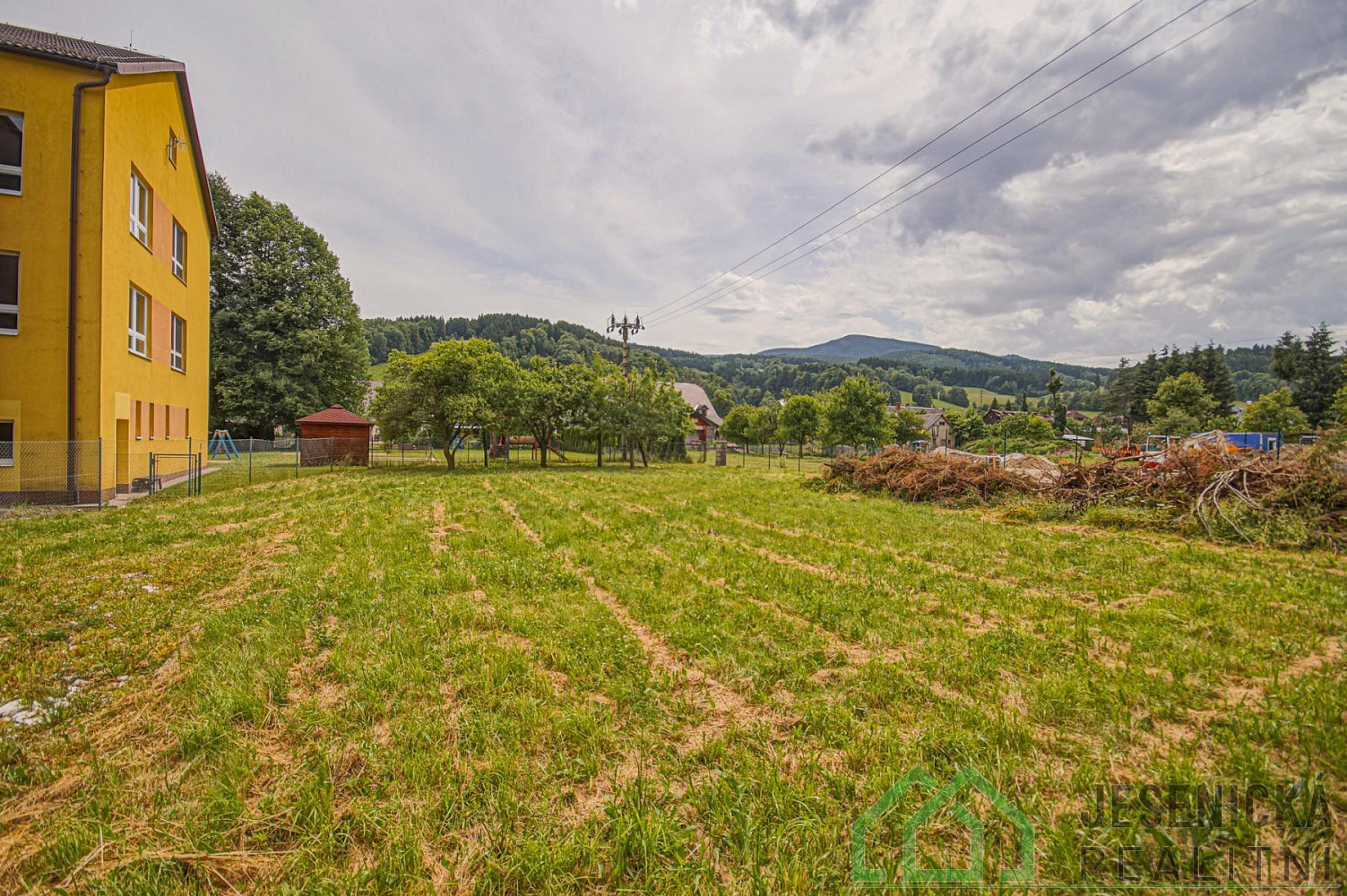 Prodej komerčního pozemku 1 608 m² – pohled 3