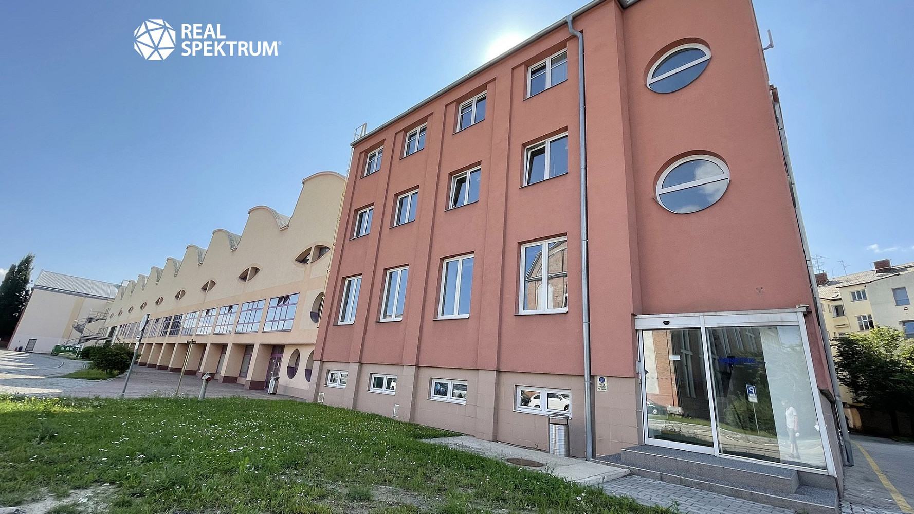 Pronájem kanceláře 1 017 m² – fotografie 3