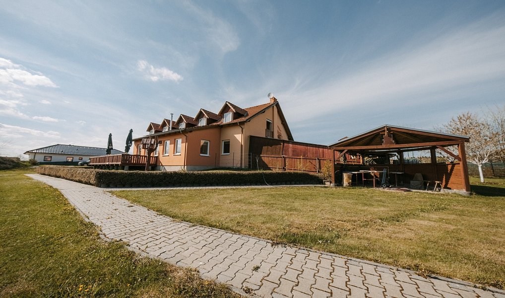 Prodej ubytovacího objektu 280 m², Suchý – náhled fotky 4