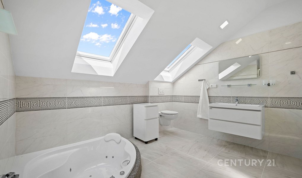Prodej domu 252 m² s pozemkem 843 m², Ohrobec – náhled fotky 11