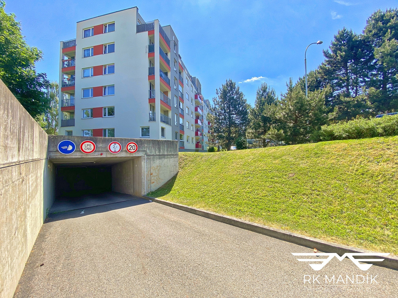 Garážové stání, 10m² - ul. Kytlická 780, Praha - Prosek