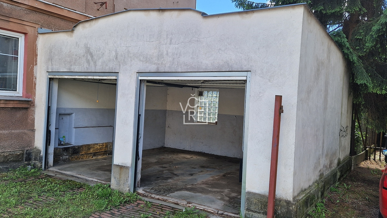 Prodej zděné dvougaráže a další dvě parkovací stání na vlastním pozemku, dobrý stav, trutnov centrum