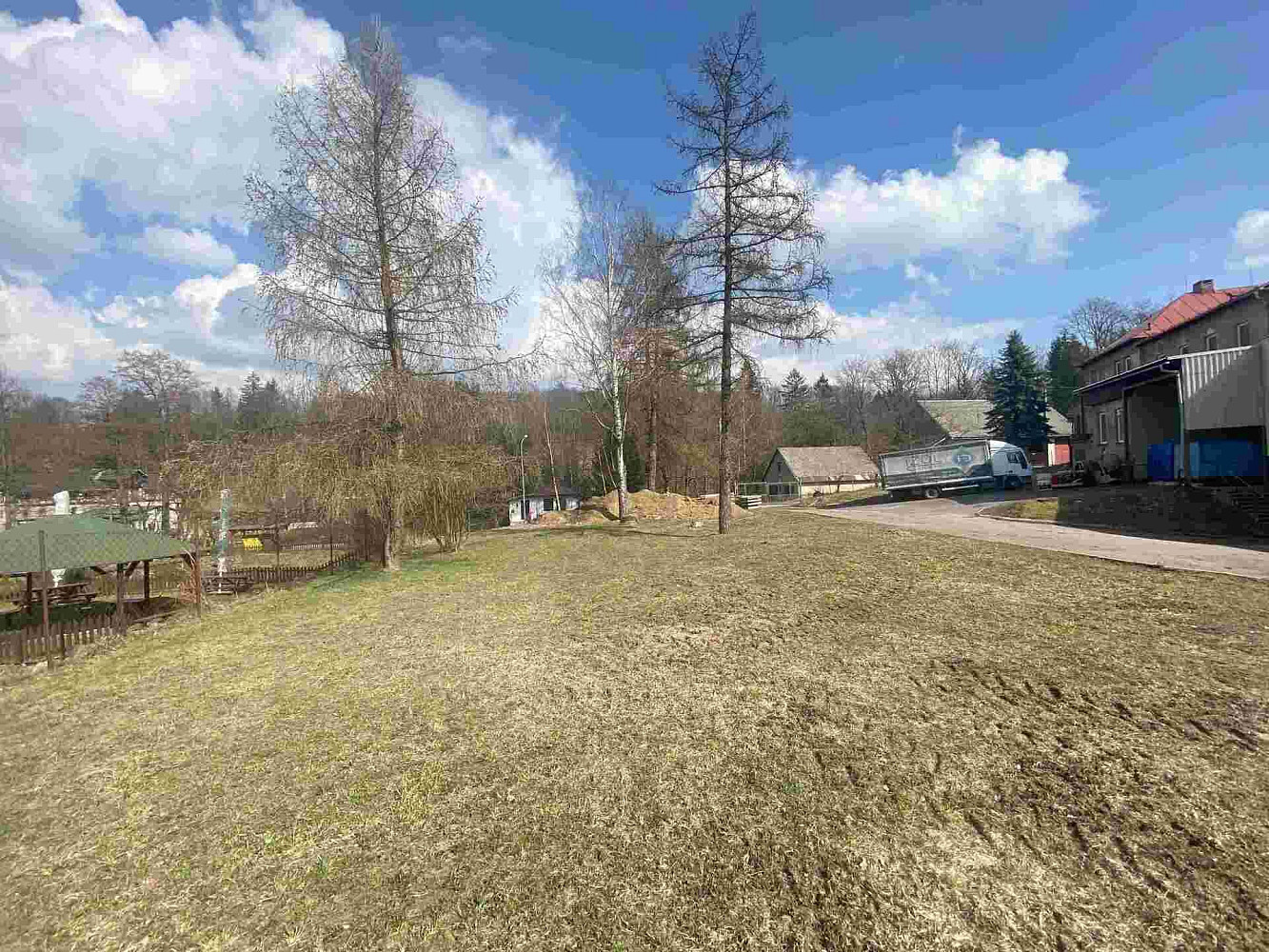 Prodej komerčního pozemku 1 012 m² rezervováno