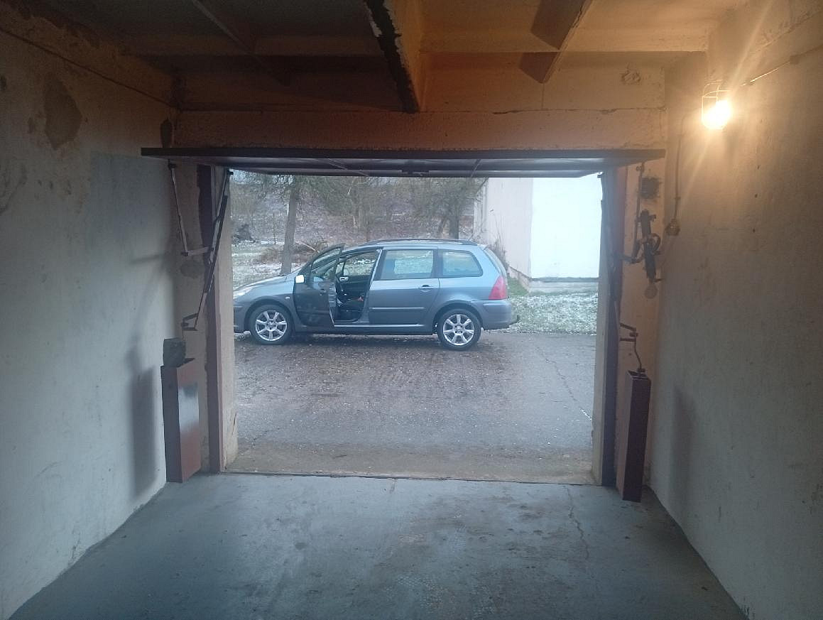 Pronajmu garáž v kolíně u cihelny s elektřinou — photo 2