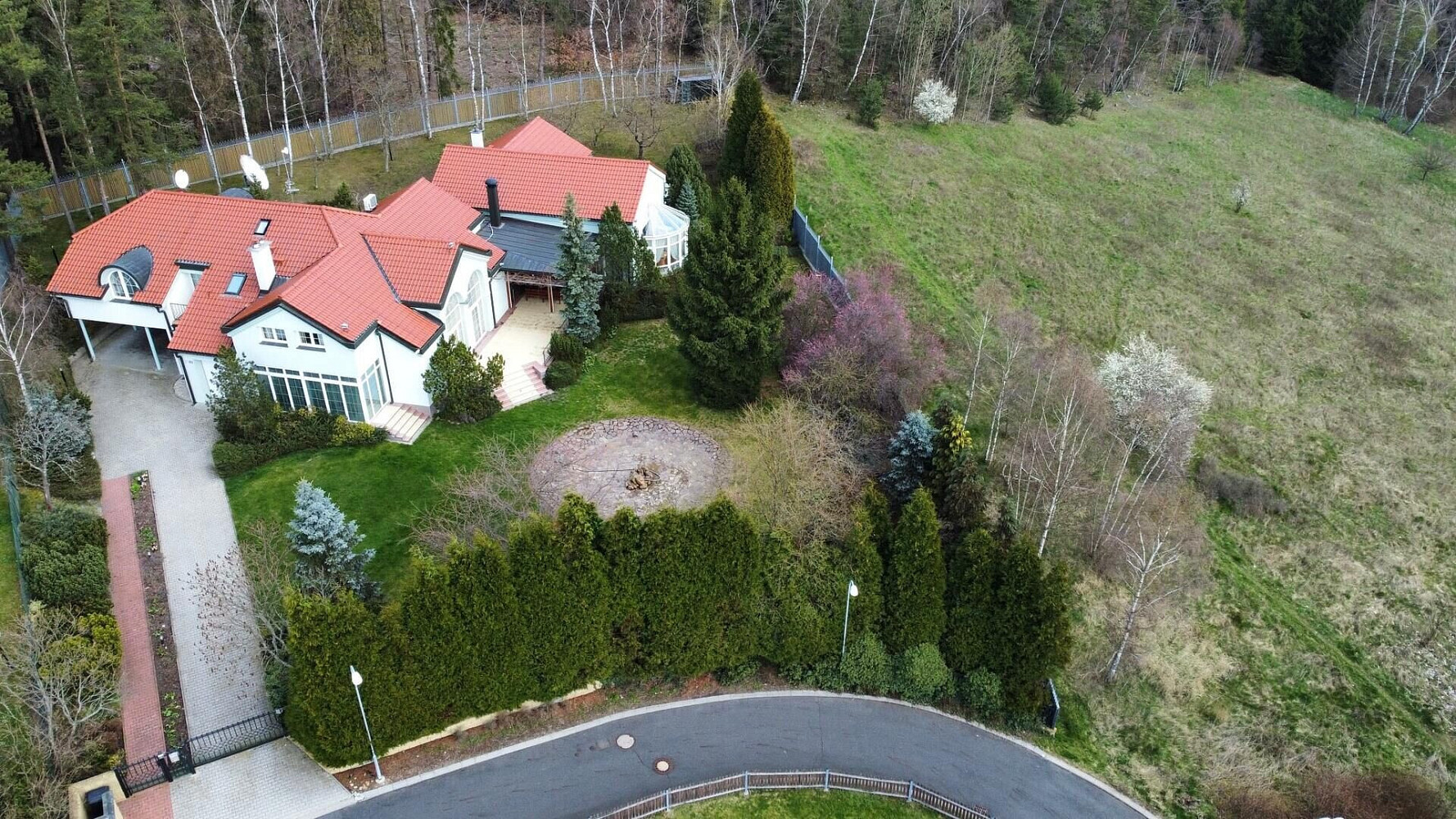 Prodej domu 610 m² s pozemkem 2 629 m² — photo 2