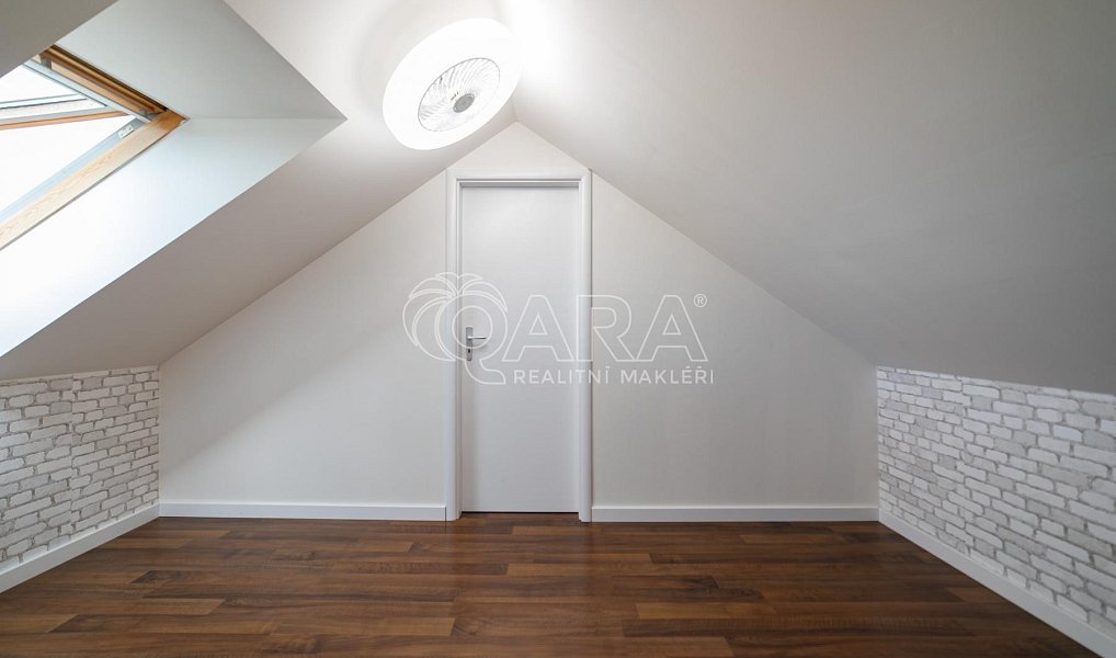 Prodej bytu 5+kk 117 m², Holubice – náhled fotky 21