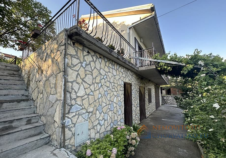 Prodej domu 200 m² s pozemkem 800 m² – pohled 2