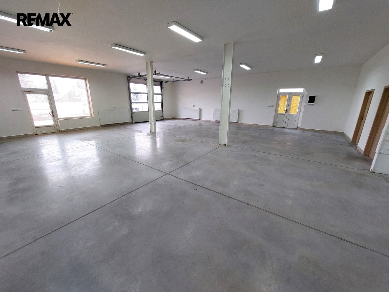 Pronájem obchodních prostor 200 m²