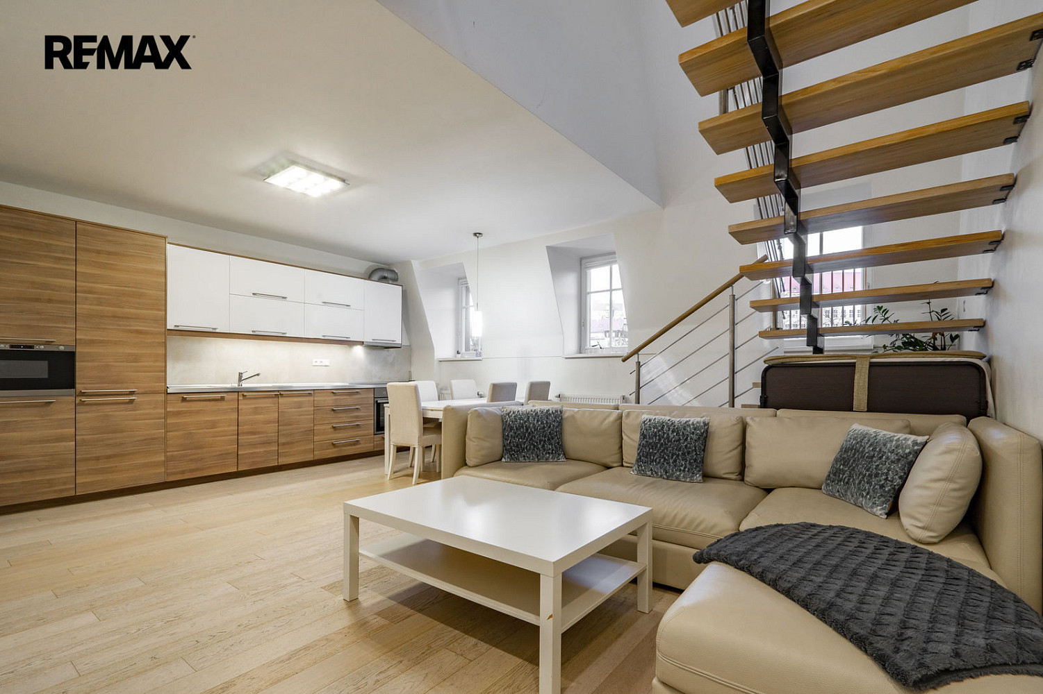 Pronájem bytu 4+kk 118 m² — photo 2