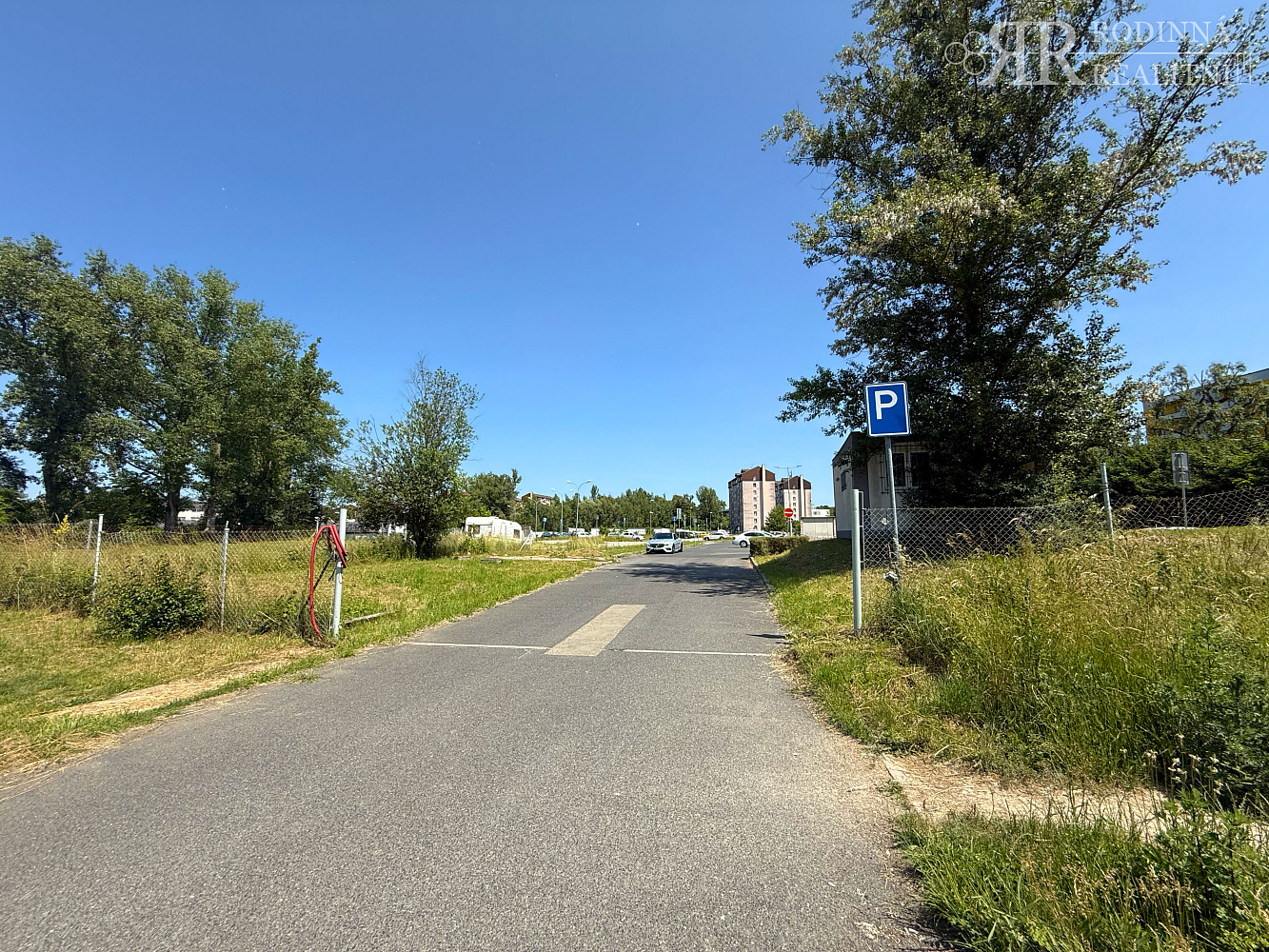 Prodej venkovního parkovacího stání v klidné části milovic — photo 3
