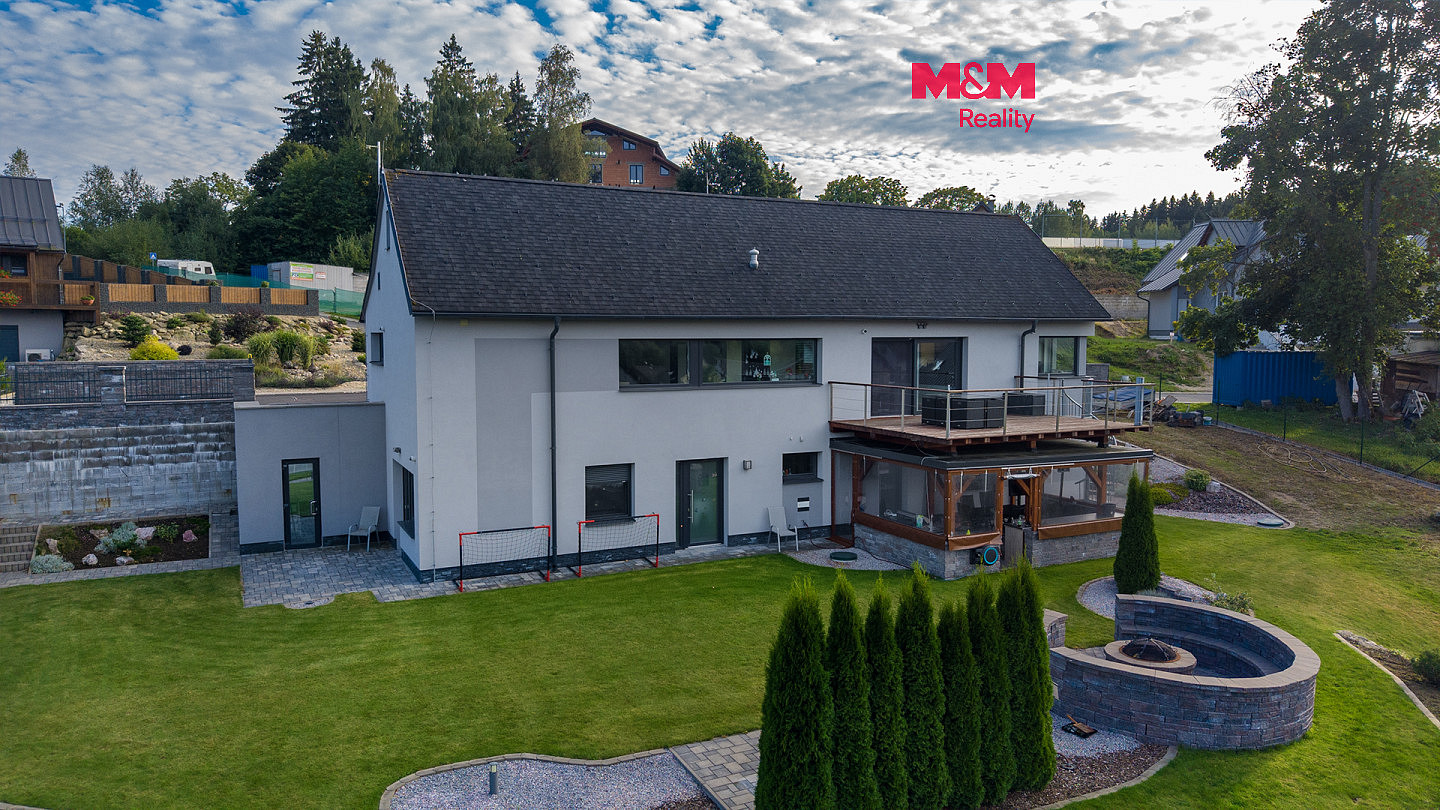 Prodej domu 225 m² s pozemkem 1 913 m²