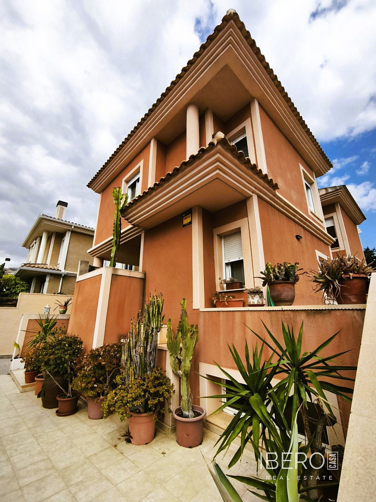 Prodej domu 405 m² s pozemkem 400 m²