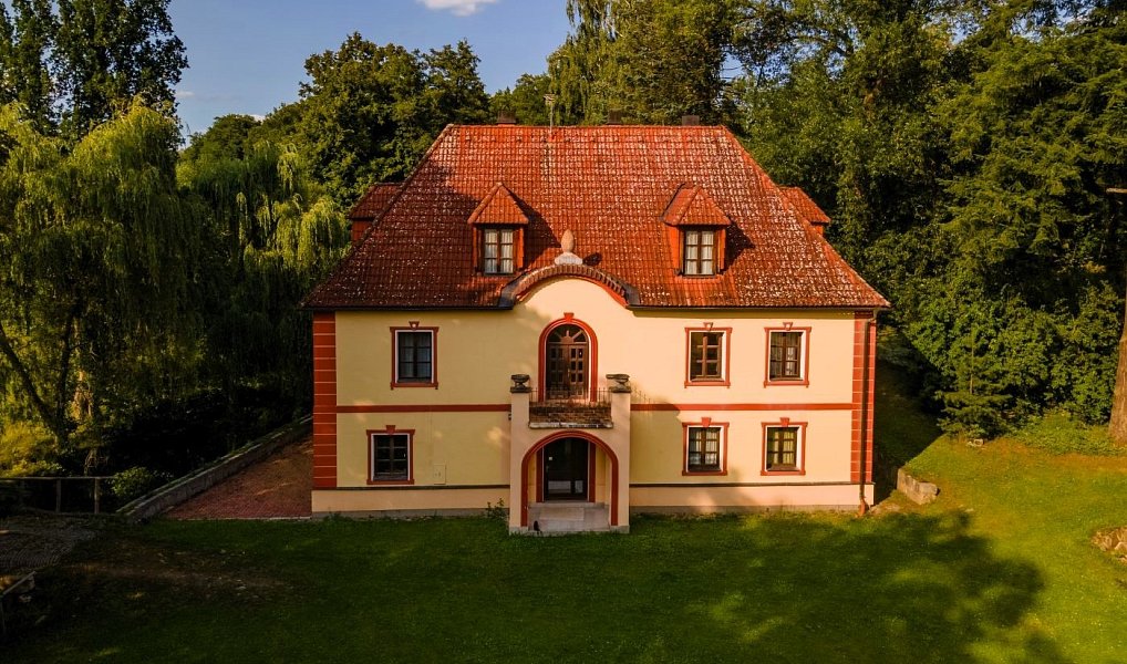 Prodej vily 500 m² s pozemkem 372 118 m², Bělčice – náhled fotky 2