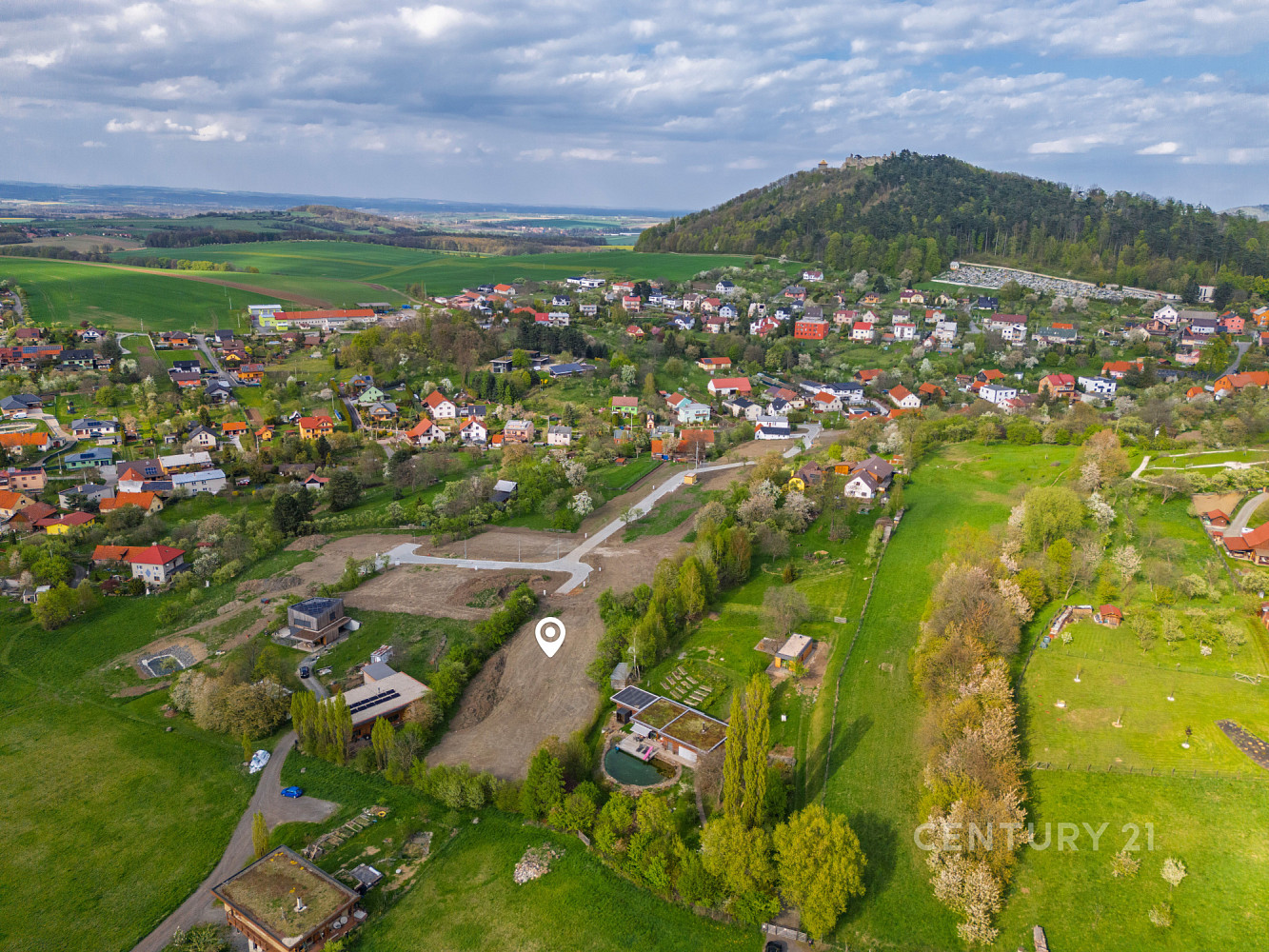 Prodej stavebního pozemku 1 588 m² – pohled 2