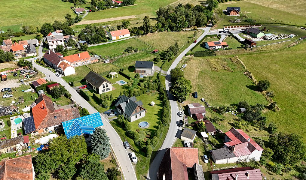 Prodej stavebního pozemku 1 180 m², Čestice – náhled fotky 3